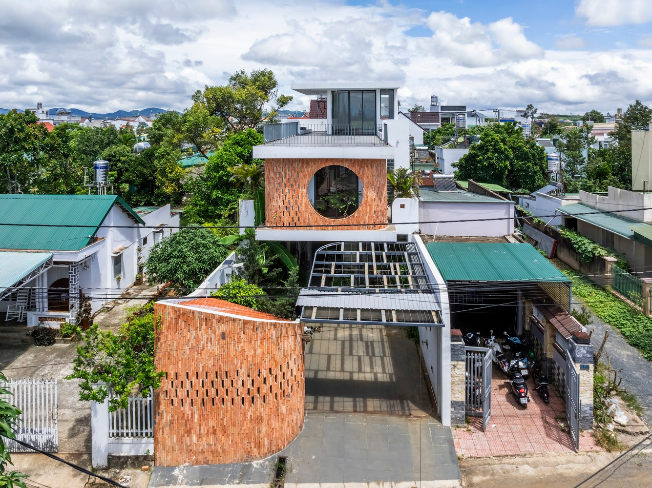 Sự độc đáo của thiết kế được thể hiện rõ qua mặt tiền, với việc sử dụng các bức tường gạch lộ thiên có các khoảng hở nhỏ. Bức tường này không chỉ toát lên vẻ đẹp mộc mạc và tự nhiên mà còn cho phép không khí và ánh sáng lưu thông, tạo cảm giác rộng mở cho không gian nội thất.