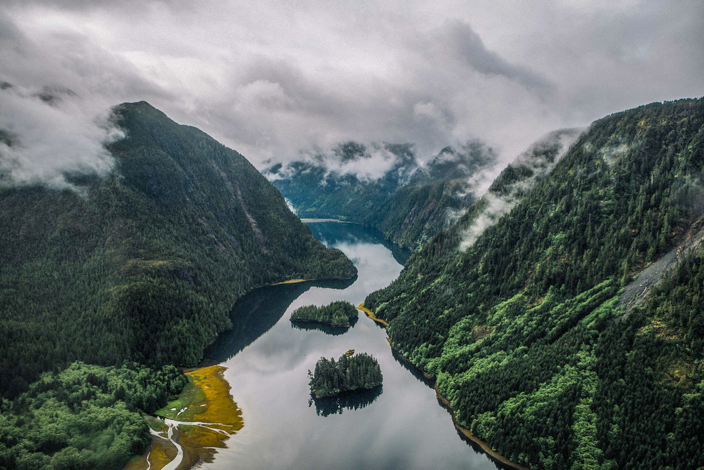 Chiêm ngưỡng khung cảnh Haida Gwaii - quê hương của người Haida bản địa, nơi có khoảng 150 hòn đảo mù sương, dọc theo bờ biển British Columbia. Ảnh: Ben Giesbrecht.
