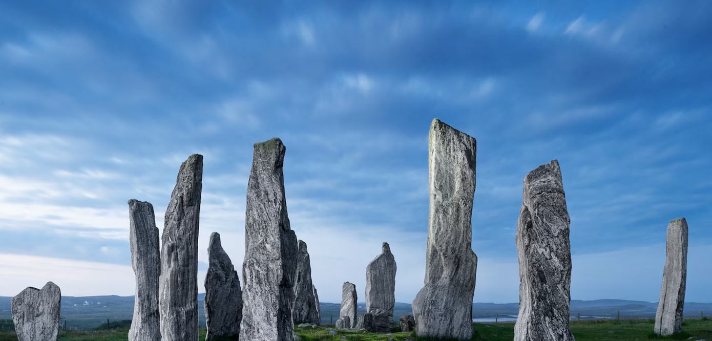 Khám phá quần đảo cổ đại dọc theo Hebridean Way, với các di tích thời đồ đá mới như Calanais Standing Stones 5.000 năm tuổi tại Scotland. Ảnh: Jim Richardson.
