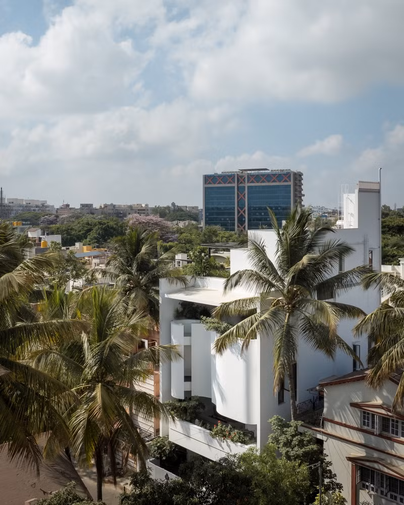 Gia chủ là bác sĩ mong muốn ngôi nhà vừa mang kiến trúc hiện đại, vừa thấm nhuần các giá trị kiến trúc truyền thống và bền vững theo thời gian.