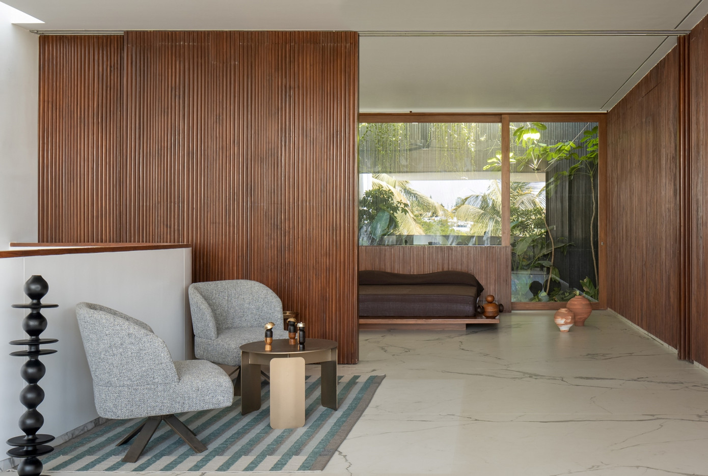 Các không gian trong nhà luôn có sự kết nối với thiên nhiên bên ngoài, để đưa ánh sáng tự nhiên len lỏi vào mọi ngõ ngách.