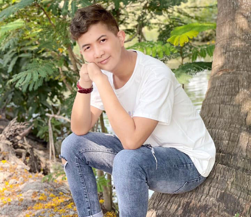 Tấn Phát kiên trì học làm mọi việc bằng hai ngón tay.