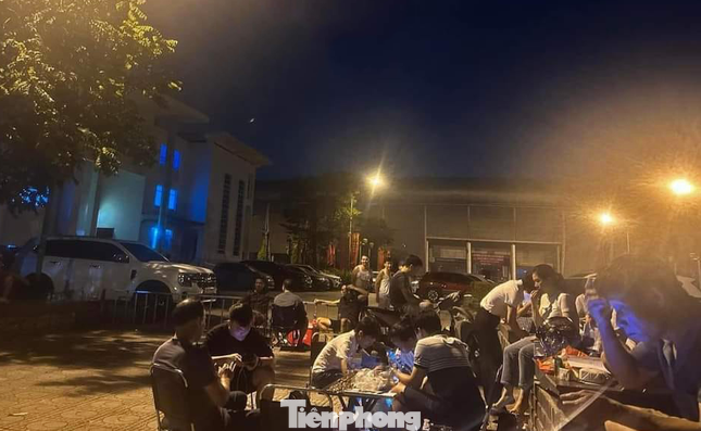 Thời gian qua, đất đấu giá ngoại thành Hà Nội liên tục “sốt nóng”, với những phiên đấu có mức trúng cao kỷ lục. Điển hình là phiên đấu ở huyện Thanh Oai và Hoài Đức với giá trúng từ 100 -133 triệu đồng/m2 (gấp hơn chục lần giá khởi điểm). Thời gian qua, đất đấu giá ngoại thành Hà Nội liên tục “sốt nóng”, với những phiên đấu có mức trúng cao kỷ lục. Điển hình là phiên đấu ở huyện Thanh Oai và Hoài Đức với giá trúng từ 100 -133 triệu đồng/m2 (gấp hơn chục lần giá khởi điểm).