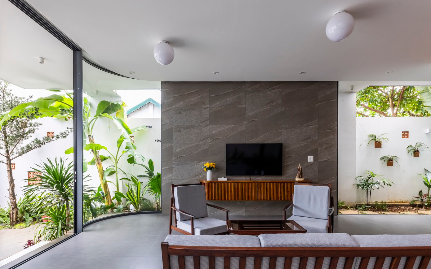 Phòng khách được thiết kế theo phong cách tối giản nhưng tinh tế, với gỗ là vật liệu chủ đạo, mang đến sự ấm áp và cảm giác gần gũi.