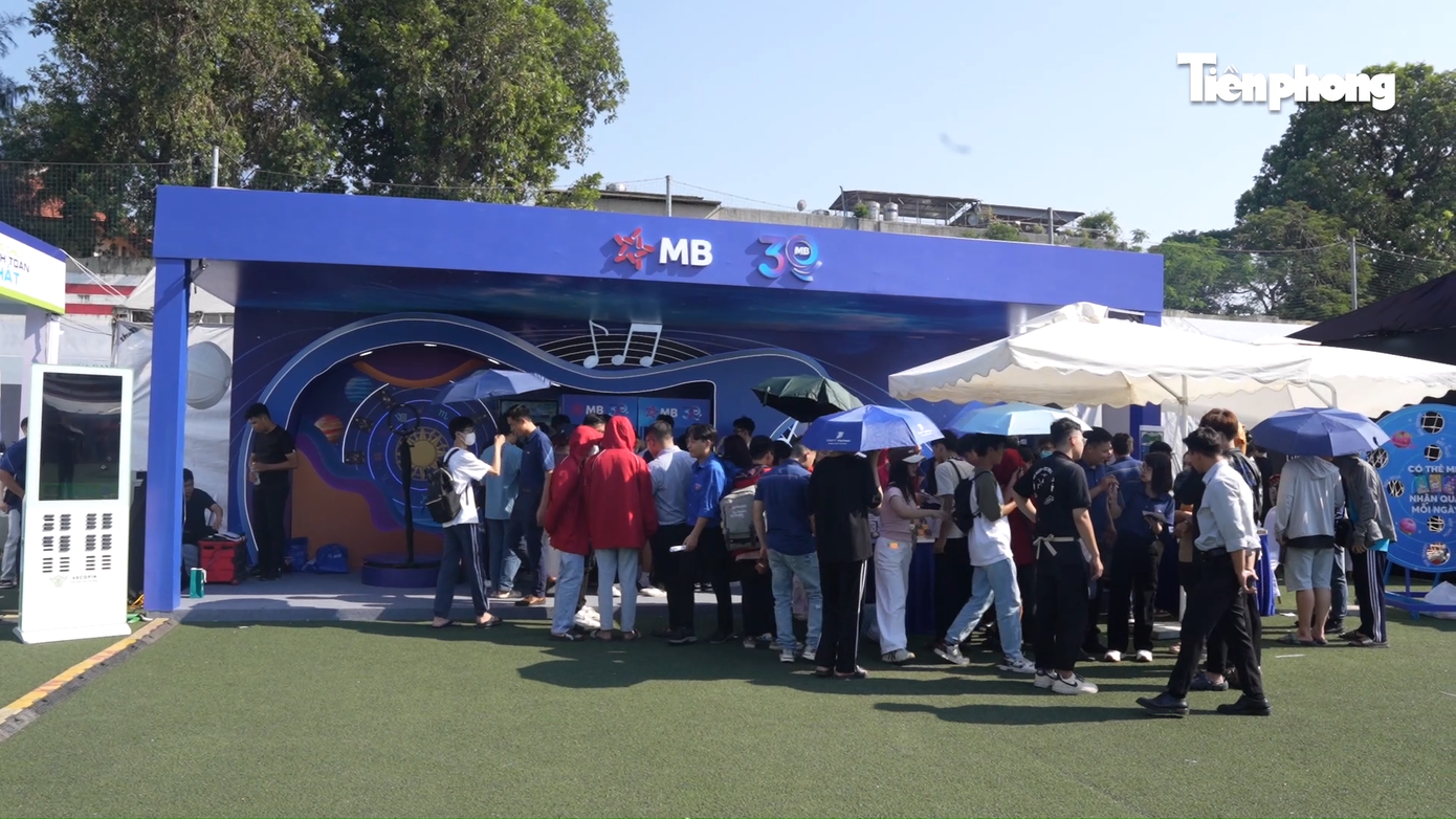 Tiếp nối truyền thống hàng năm, đồng thời nhằm lan tỏa xu hướng thanh toán không tiền mặt, tại sự kiện Ngày Thẻ Việt Nam 2024 - Sóng Festival, gian hàng của MB thu hút đông đảo các bạn trẻ đến trải nghiệm và mở thẻ.