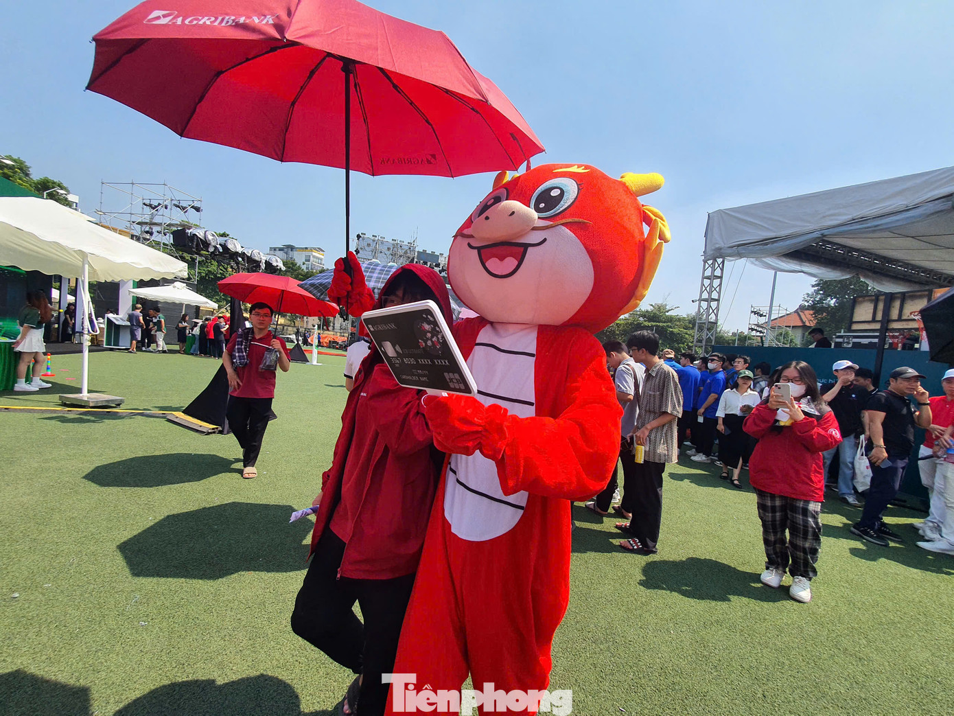 Mặc dù sự kiện Ngày Thẻ Việt Nam 2024 - Sóng Festival chưa khai mạc, nhưng Mascot đại diện và các trò chơi nhận quà của nhiều ngân hàng đã gây “sốt” với các bạn trẻ có mặt tại sân vận động Bách Khoa Hà Nội.