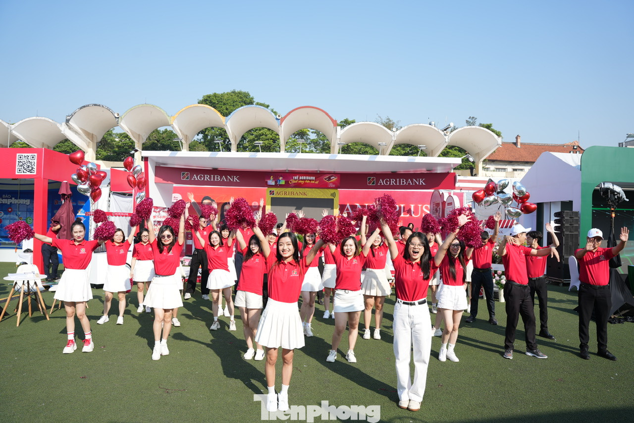 Gian hàng của Agribank năm nay vẫn tiếp tục là nơi tập trung khách hàng đông nhất nhì tại sự kiện. Được biết lần này, Agribank mang đến gian hàng Ngày thẻ Việt Nam chuỗi trải nghiệm sản phẩm dịch vụ tiện ích như Thẻ Lộc Việt, Thẻ ghi nợ nội địa, ứng dụng Agribank Plus..