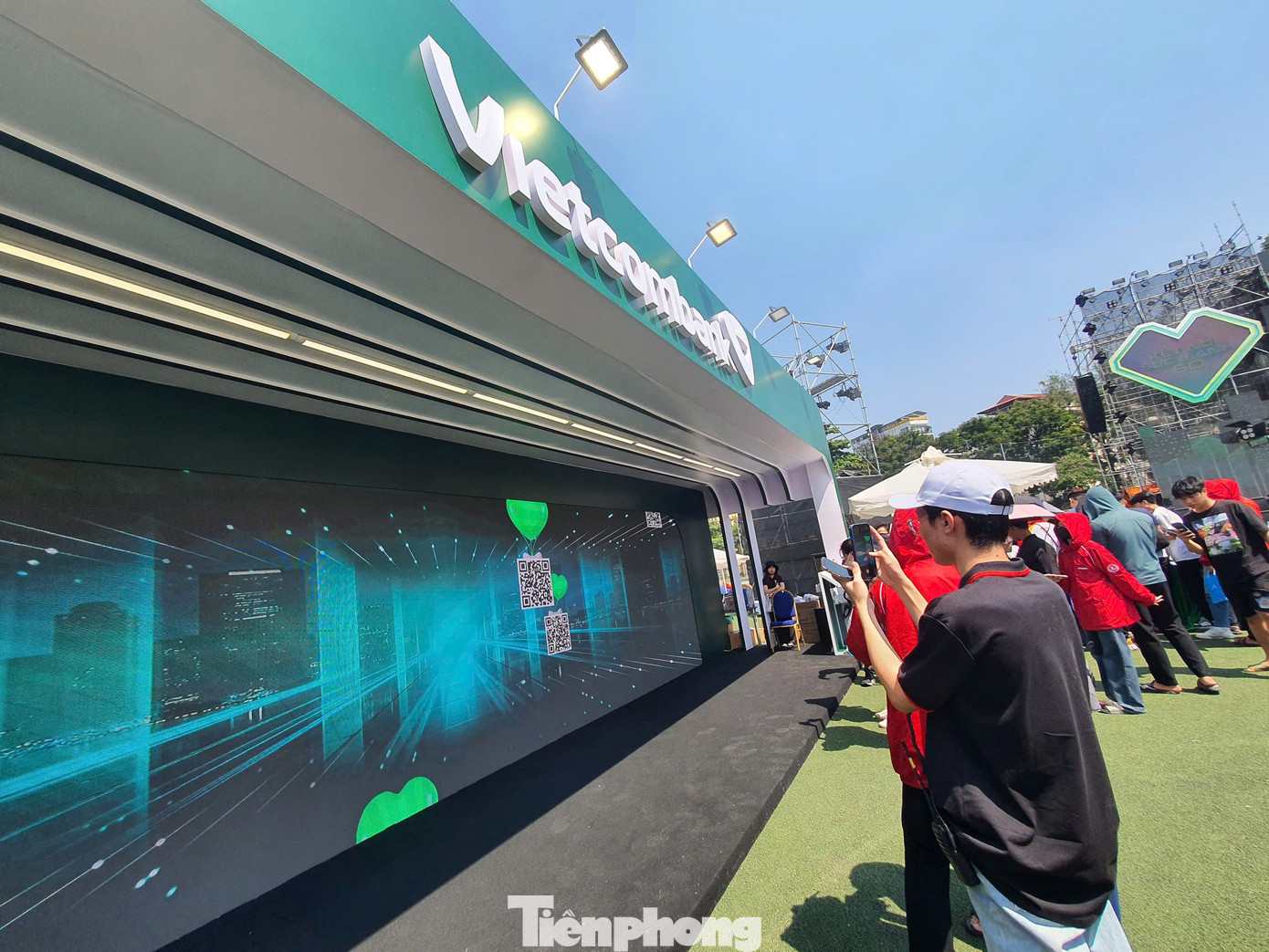 Gian hàng của Vietcombank tại Ngày Thẻ Việt Nam 2024 - Sóng Festival trở thành địa điểm thu hút nhiều bạn trẻ, vì cách thức nhận quà đặc biệt.