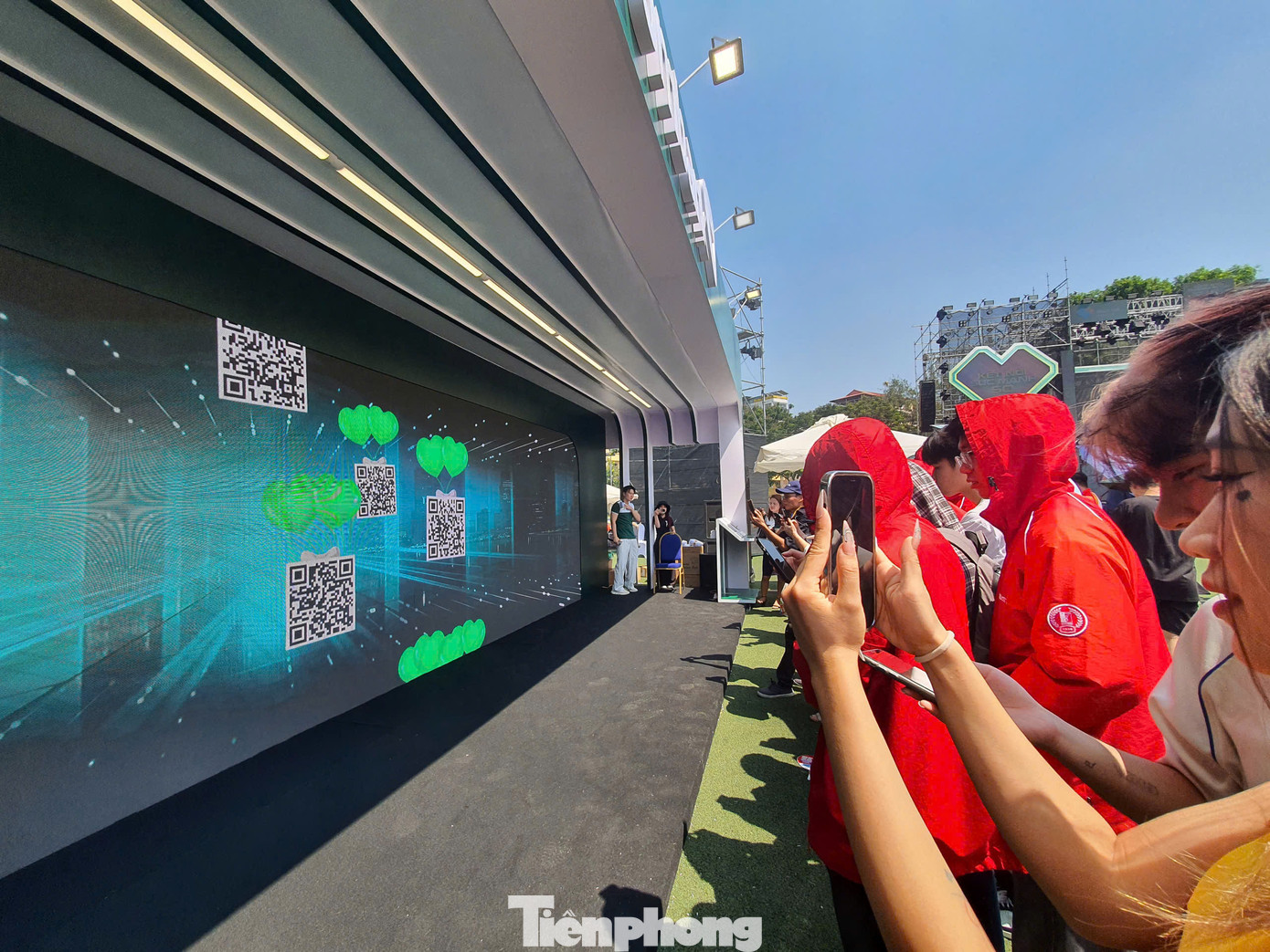 Theo đó, khách hàng có tài khoản ngân hàng của Vietcombank, thì chỉ cần quét mã QR trên màn hình động, rồi ra quầy nhận các phần quà như bút, áo,…