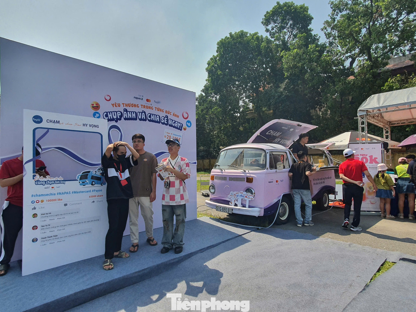 Là một trong những đơn vị gắn bó với Ngày Thẻ Việt Nam - Sóng Festival, đến với sự kiện năm nay, gian hàng của Mastercard mang đến trải nghiệm check – in và chia sẻ trên mạng xã hội, để được nhận những phần quà hấp dẫn từ gian hàng.