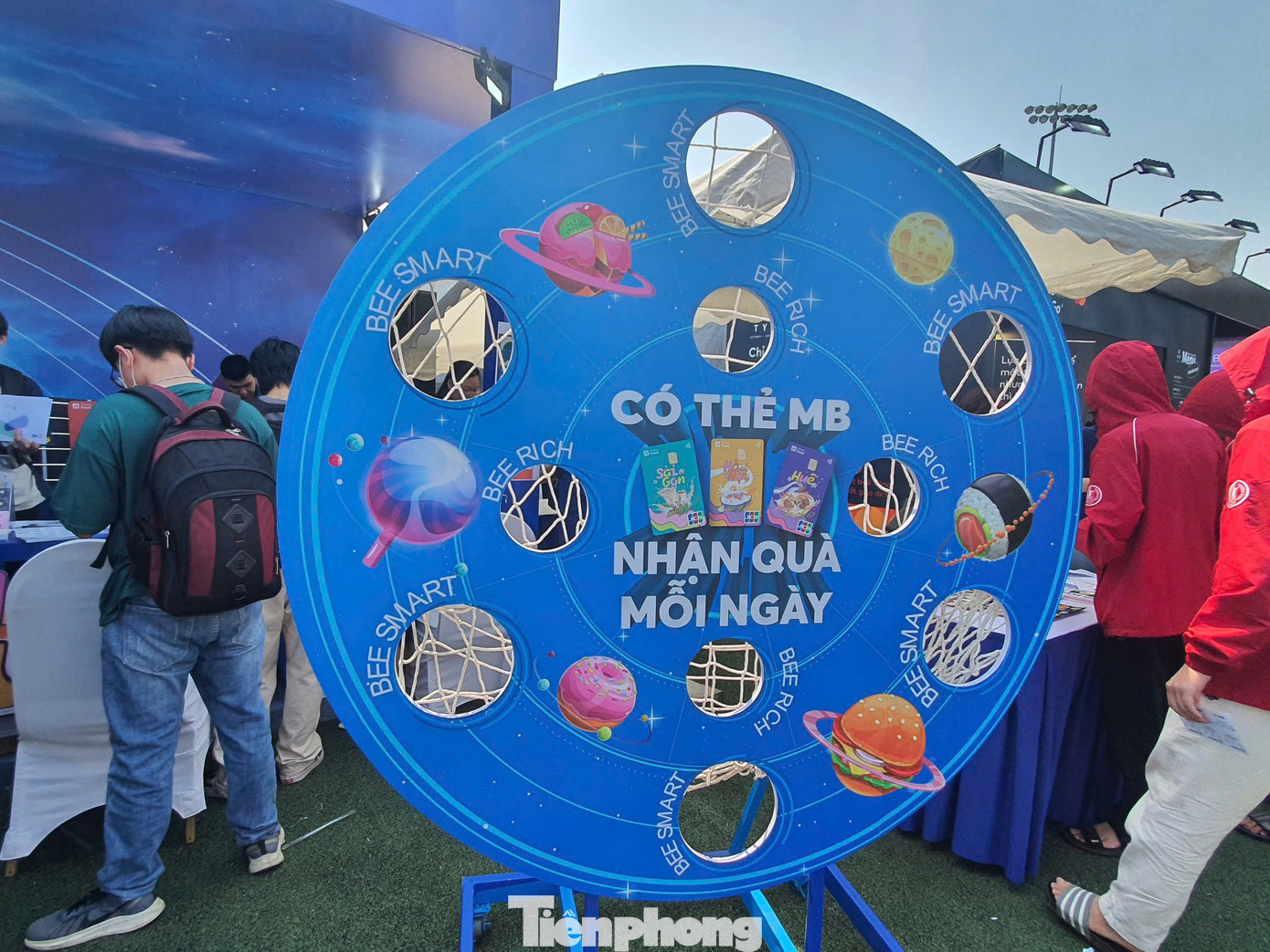 Khách hàng chỉ cần mở thẻ và kích hoạt thẻ thành công, thì sẽ nhận được 5 xu gắp thú, cộng với voucher 1K chè và kem.