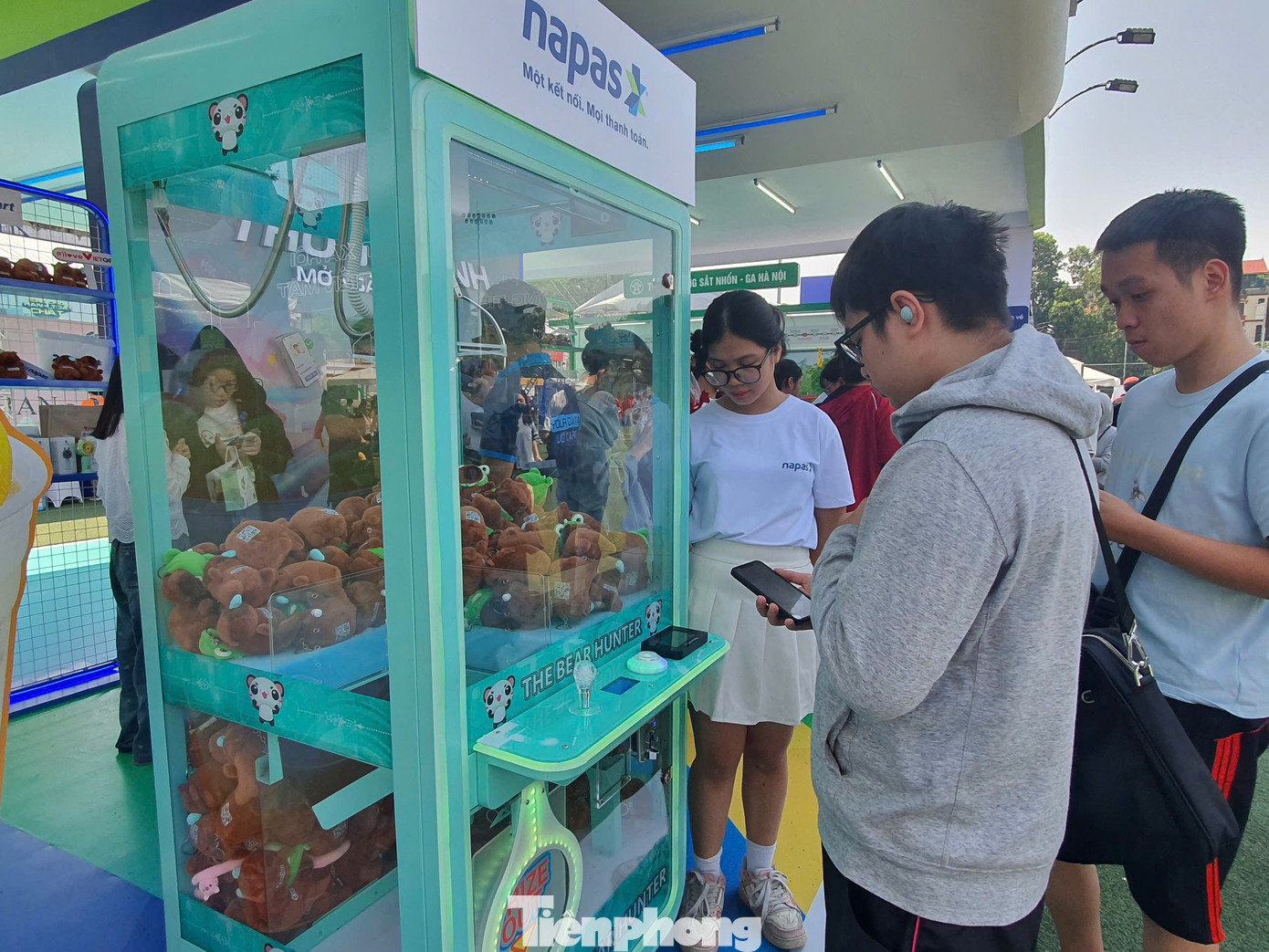 Mặc dù sự kiện Ngày Thẻ Việt Nam 2024 - Sóng Festival chưa khai mạc, nhưng Mascot đại diện và các trò chơi nhận quà của nhiều ngân hàng đã gây “sốt” với các bạn trẻ có mặt tại sân vận động Bách Khoa Hà Nội.