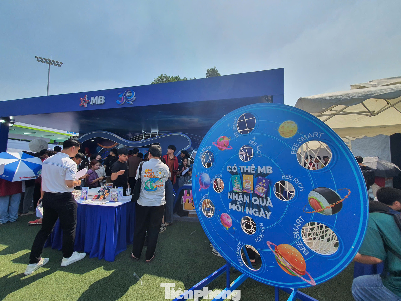 Tiếp nối truyền thống hàng năm, đồng thời nhằm lan tỏa xu hướng thanh toán không tiền mặt, tại sự kiện Ngày Thẻ Việt Nam 2024 - Sóng Festival, gian hàng của MB thu hút đông đảo các bạn trẻ đến trải nghiệm và mở thẻ.