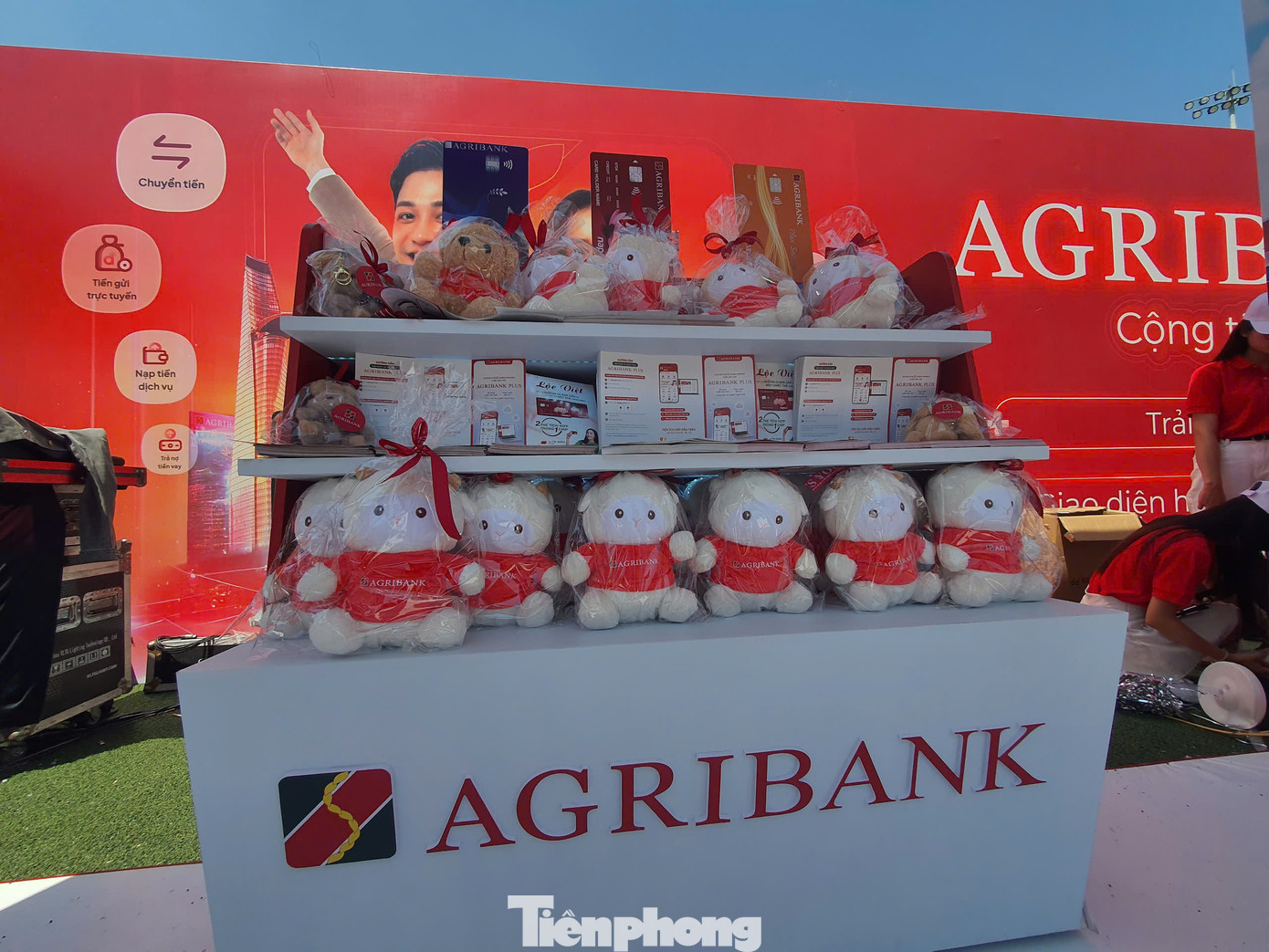 Trong sáng đầu tiên gian hàng đã đón hàng trăm bạn sinh viên check in tại gian hàng, tham gia minigame, trải nghiệm sản phẩm dịch vụ Agribank và nhận được những phần quà xinh xắn như móc khoá, gấu bông, túi vải bảo vệ môi trường, áo mưa,... Bên cạnh đó, vào 11h và 16h khách hàng sẽ cùng Agribank tham gia chương trình rút thăm trúng thưởng với những món quà giá trị vali du lịch, mũ bảo hiểm, bình giữ nhiệt.