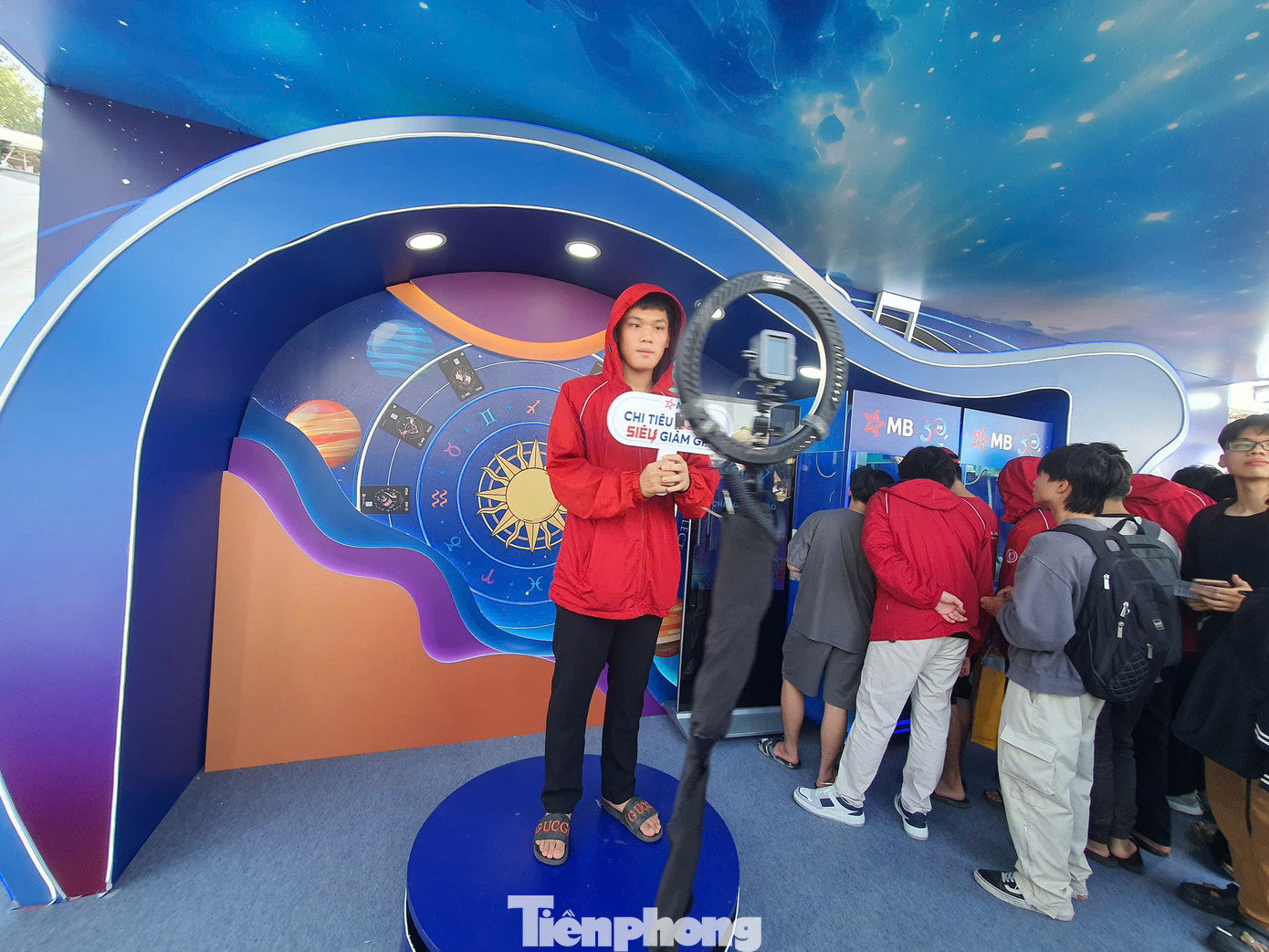 Ngoài ra, khách hàng còn được trải nghiệm check-in 360 tại gian hàng. Tham gia trò chơi ném bóng (với điều kiện checkin có hashtag #MB, #MBHiCollection, #Chitieusieugiamgia sẽ nhận 1 lượt ném bóng 1 lần/người).