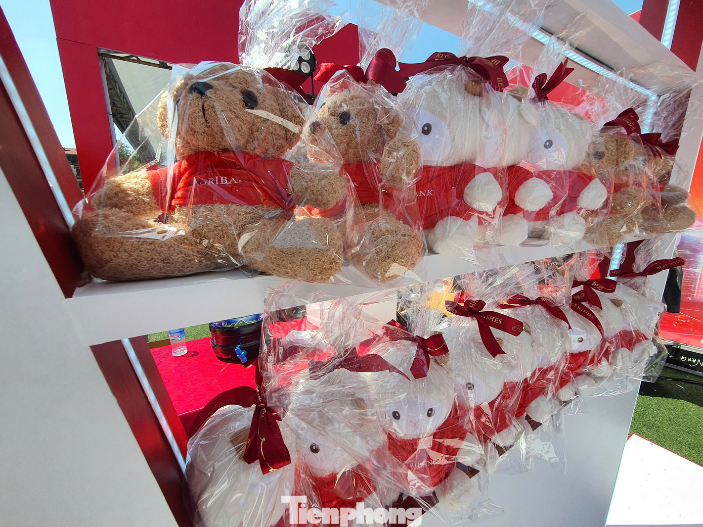 Trong sáng đầu tiên gian hàng đã đón hàng trăm bạn sinh viên check in tại gian hàng, tham gia minigame, trải nghiệm sản phẩm dịch vụ Agribank và nhận được những phần quà xinh xắn như móc khoá, gấu bông, túi vải bảo vệ môi trường, áo mưa,... Bên cạnh đó, vào 11h và 16h khách hàng sẽ cùng Agribank tham gia chương trình rút thăm trúng thưởng với những món quà giá trị vali du lịch, mũ bảo hiểm, bình giữ nhiệt.