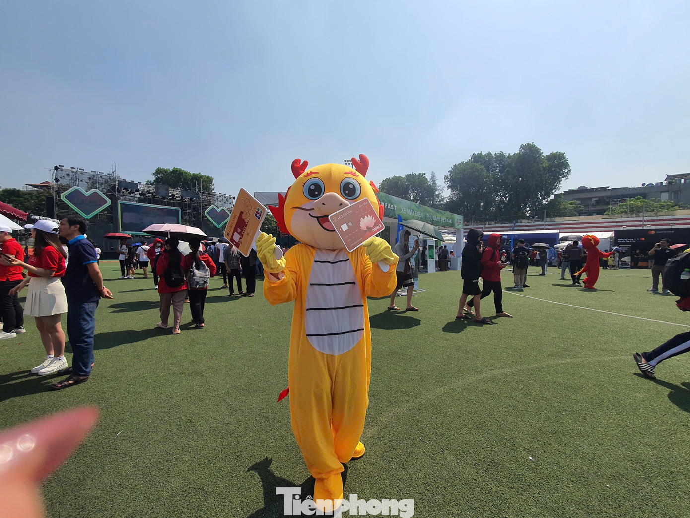 Mặc dù sự kiện Ngày Thẻ Việt Nam 2024 - Sóng Festival chưa khai mạc, nhưng Mascot đại diện và các trò chơi nhận quà của nhiều ngân hàng đã gây “sốt” với các bạn trẻ có mặt tại sân vận động Bách Khoa Hà Nội.