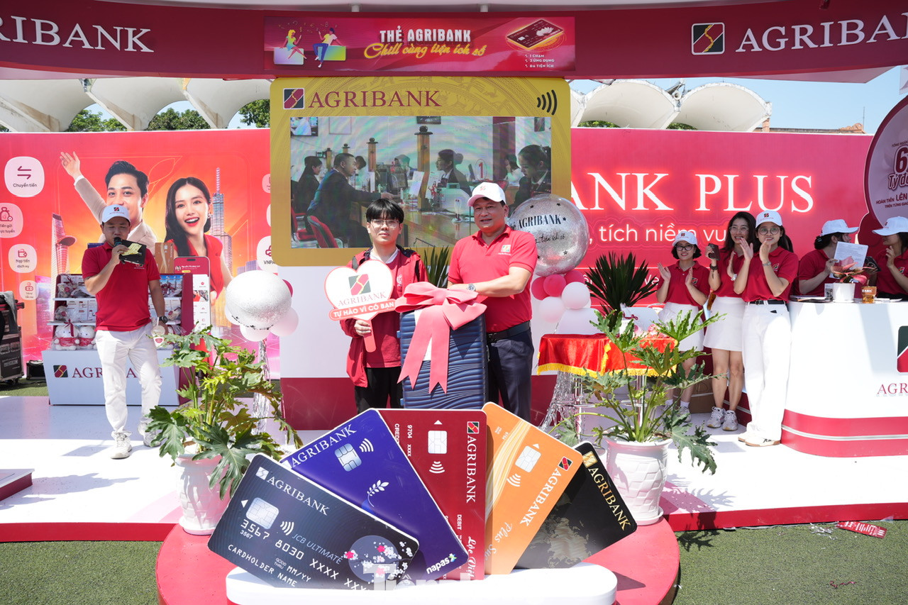 Gian hàng của Agribank năm nay vẫn tiếp tục là nơi tập trung khách hàng đông nhất nhì tại sự kiện. Được biết lần này, Agribank mang đến gian hàng Ngày thẻ Việt Nam chuỗi trải nghiệm sản phẩm dịch vụ tiện ích như Thẻ Lộc Việt, Thẻ ghi nợ nội địa, ứng dụng Agribank Plus..