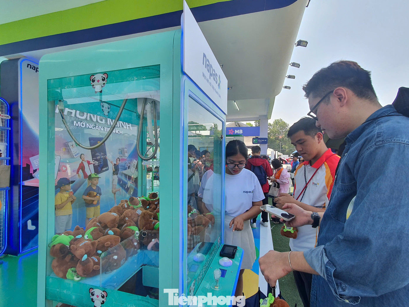 Ngoài ra, khi quét mã ủng hộ từ thiện 10 ngàn đồng tại gian hàng của Napas, các bạn trẻ còn được tham gia trò chơi gắp capybara vô cùng thú vị.