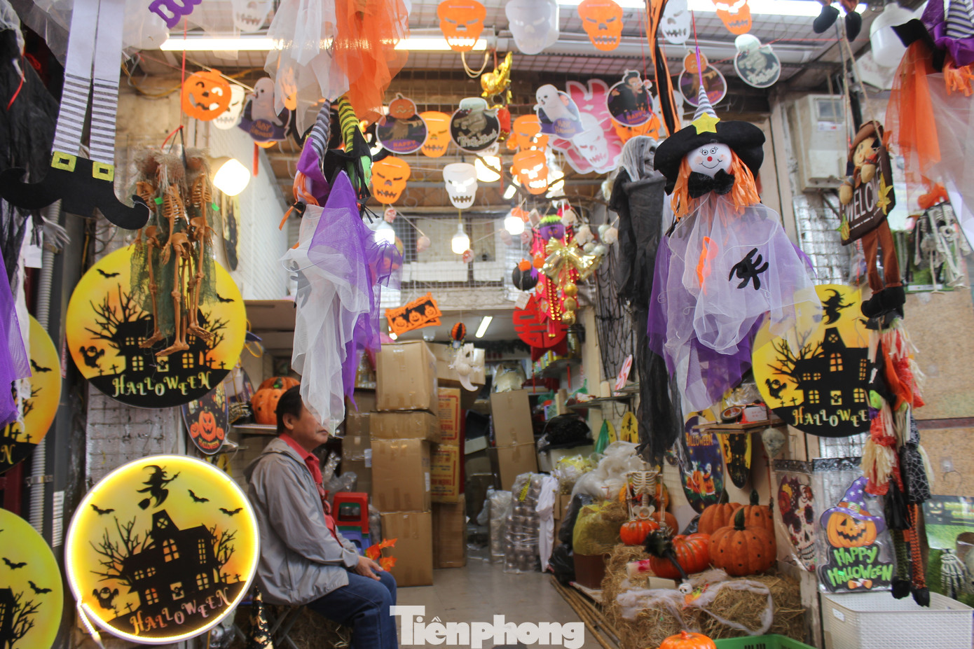 Năm nay phố Hàng Mã được trang trí theo phong cách vô cùng rực rỡ với bí ngô ma quái, phù thủy, nhện độc…