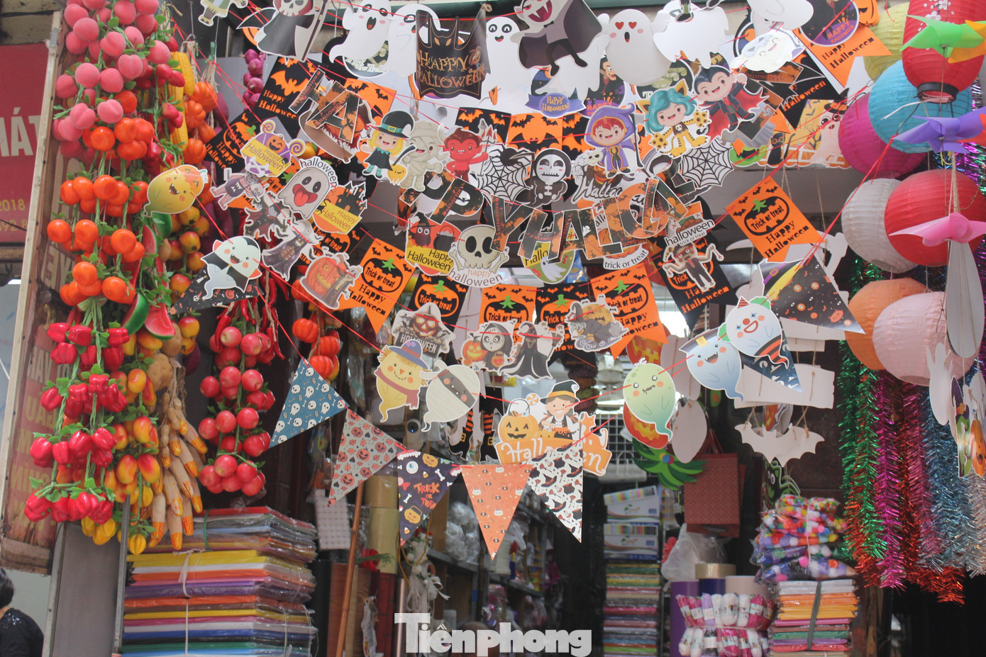 Chị Thư Hoa (phố Hàng Mã) cũng cho biết, lượng công ty, doanh nghiệp đặt hàng và thuê trang trí halloween cũng không được nhiều, do ảnh hưởng của bão lũ và kinh tế khó khăn.