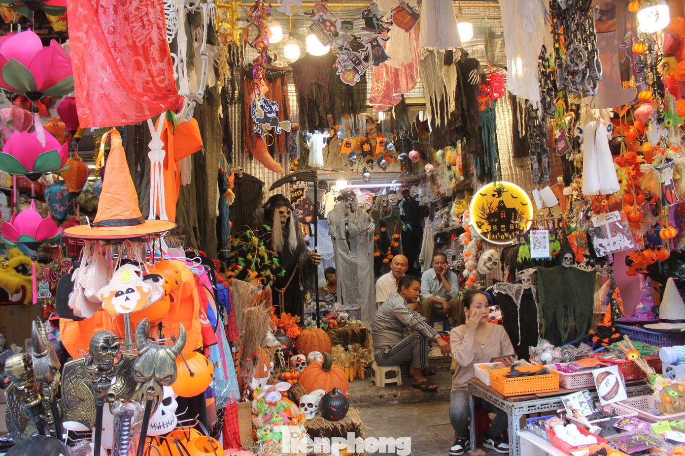 Chị Thư Hoa (phố Hàng Mã) cũng cho biết, lượng công ty, doanh nghiệp đặt hàng và thuê trang trí halloween cũng không được nhiều, do ảnh hưởng của bão lũ và kinh tế khó khăn.