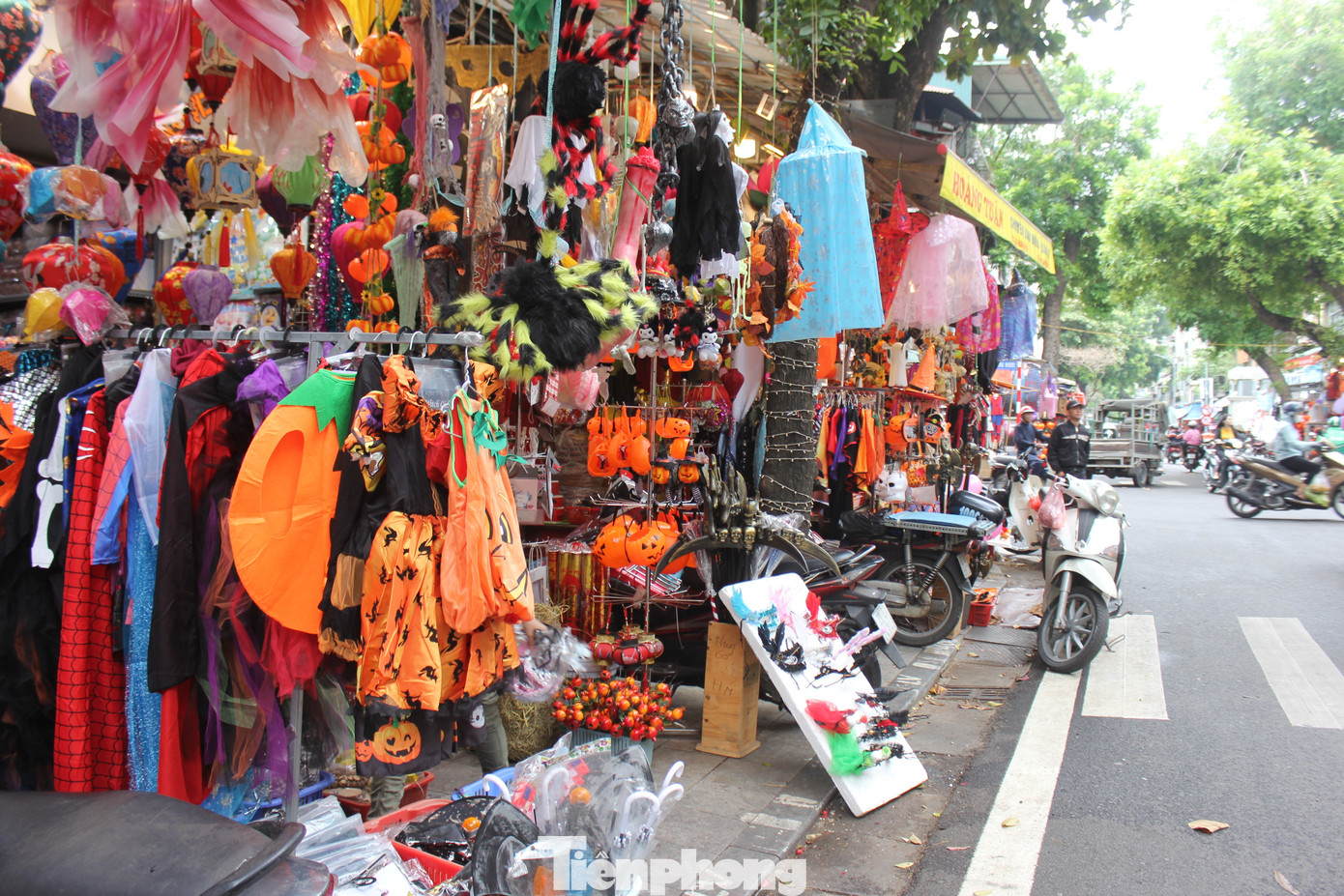 Mặc dù không khí halloween vô cùng rực rỡ và màu sắc, nhưng ông Hoàng Đoàn (tiểu thương phố Hàng Mã) cho hay năm nay lượng du khách đến phố Hàng Mã mua sắm và check-in giảm đến 80%.