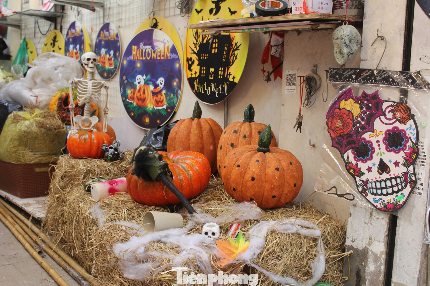 Năm nay phố Hàng Mã được trang trí theo phong cách vô cùng rực rỡ với bí ngô ma quái, phù thủy, nhện độc…