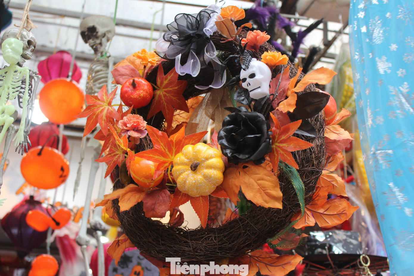 Chị Thư Hoa (phố Hàng Mã) cũng cho biết, lượng công ty, doanh nghiệp đặt hàng và thuê trang trí halloween cũng không được nhiều, do ảnh hưởng của bão lũ và kinh tế khó khăn.