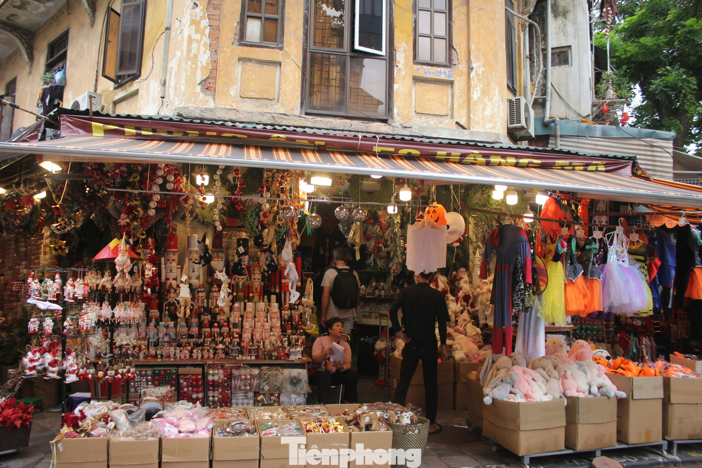 Liền kề phố Hàng Mã là phố Lương Văn Can cũng nổi tiếng về đồ chơi halloween.