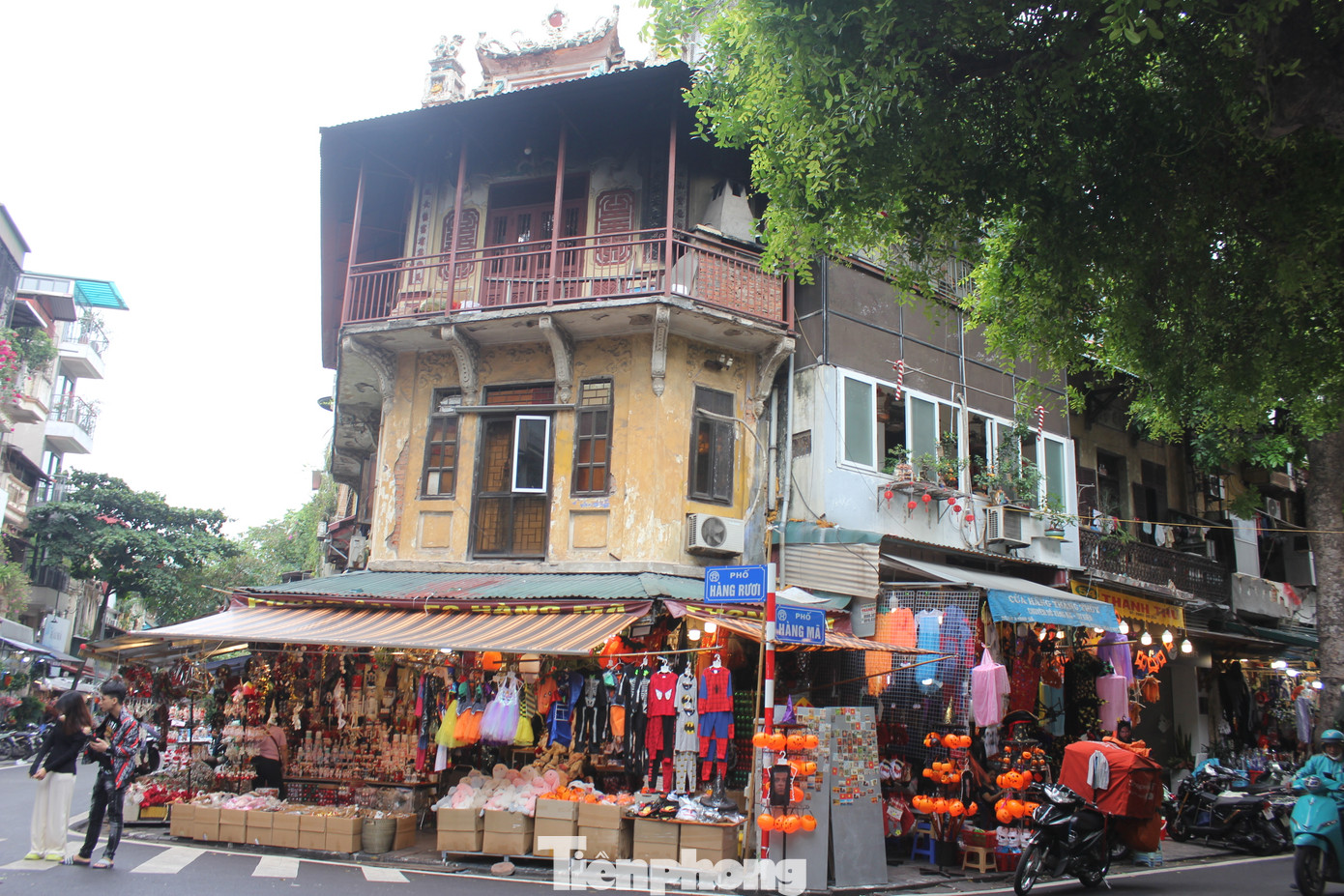 Liền kề phố Hàng Mã là phố Lương Văn Can cũng nổi tiếng về đồ chơi halloween.