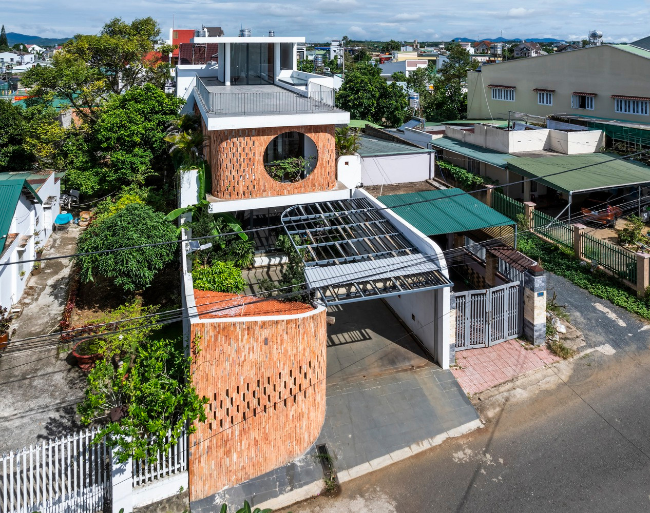 Ngôi nhà này là nơi ở của một gia đình nhỏ gồm bà, cha, mẹ và hai đứa con. Ngôi nhà được thiết kế theo phong cách kiến trúc hiện đại, kết hợp không gian sống với thiên nhiên, mang đến môi trường thoải mái và thân thiện với môi trường cho gia đình.