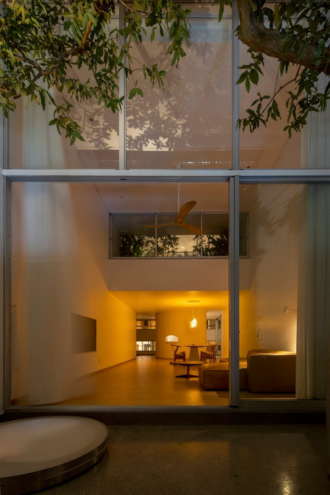 Các vật liệu chính được sử dụng bao gồm khung nhôm TOSTEM chất lượng cao cho cửa ra vào, và cửa sổ, vừa mang lại chức năng vừa mang tính thẩm mỹ. Các loại cây bản địa được đưa vào thiết kế và các vật liệu bền vững được lựa chọn để đảm bảo hiệu quả năng lượng và độ bền.