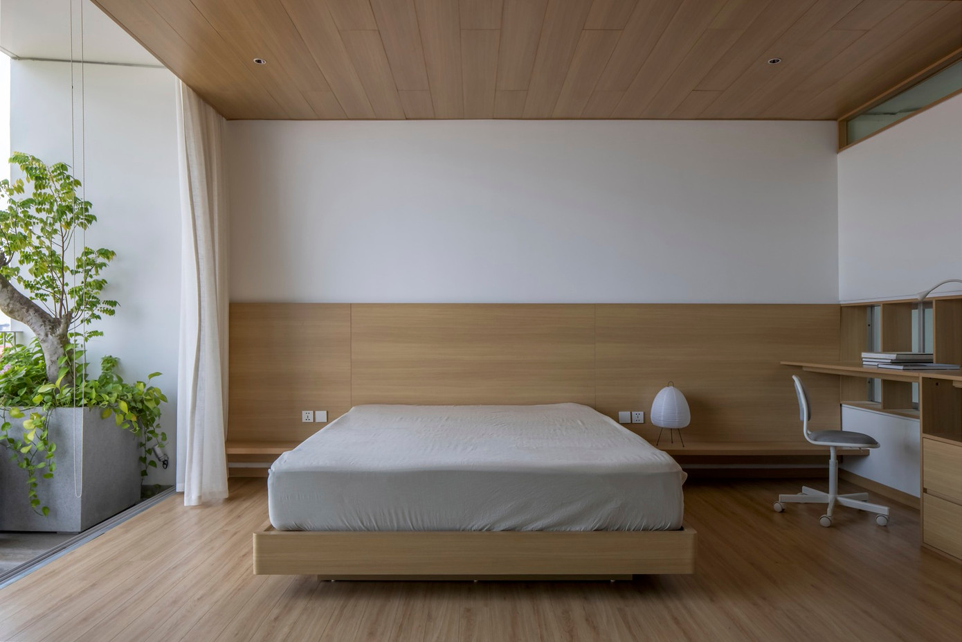 Việc đưa các loại cây bản địa, và một khu vườn hướng Đông Nam phía trên khu vực sinh hoạt và bếp, giúp điều chỉnh nhiệt độ và tích hợp thiên nhiên vào trải nghiệm sống hàng ngày.