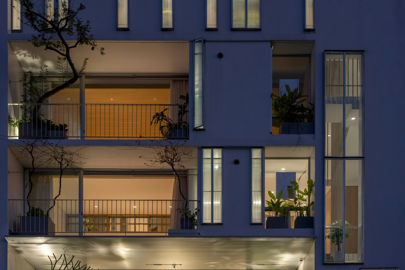 Việc đưa các loại cây bản địa, và một khu vườn hướng Đông Nam phía trên khu vực sinh hoạt và bếp, giúp điều chỉnh nhiệt độ và tích hợp thiên nhiên vào trải nghiệm sống hàng ngày.