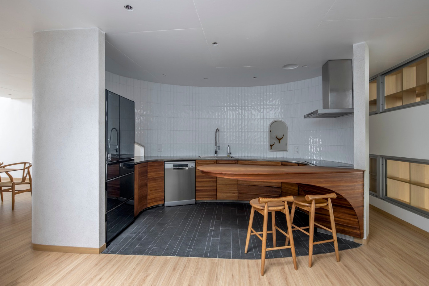 Thiết kế này loại bỏ ranh giới truyền thống của các tầng riêng biệt, giúp di chuyển theo chiều dọc dễ dàng đồng thời tăng cường trải nghiệm tổng thể về sự rộng rãi.