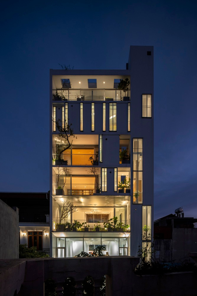 Kiến trúc chính xoay quanh thiết kế sàn so le, trong đó các chiều cao sàn khác nhau tạo ra sự kết nối trực quan liền mạch giữa các tầng. Điều này thúc đẩy cảm giác cởi mở, tối ưu hóa ánh sáng tự nhiên và thông gió.