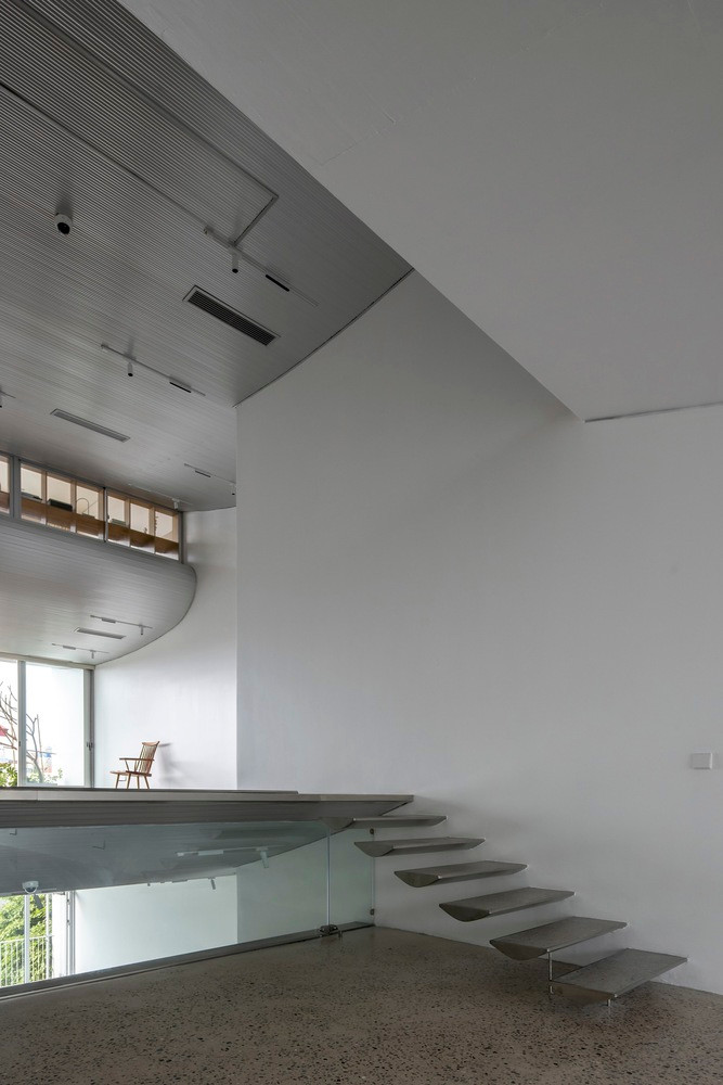 Việc sử dụng thiết kế sàn so le liên quan đến việc lập kế hoạch cẩn thận, và các kỹ thuật kết cấu để đạt được sự kết nối trực quan liền mạch giữa các tầng.