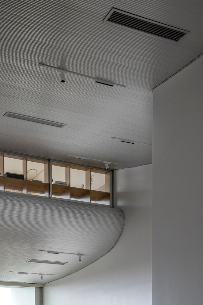 Việc sử dụng thiết kế sàn so le liên quan đến việc lập kế hoạch cẩn thận, và các kỹ thuật kết cấu để đạt được sự kết nối trực quan liền mạch giữa các tầng.