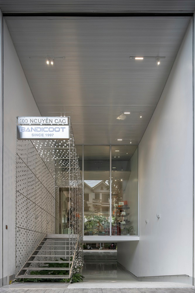 Một khó khăn khác là duy trì sự cân bằng giữa tính thẩm mỹ hiện đại và tính bền vững của môi trường trong một không gian đô thị nhỏ gọn, điều này đã được giải quyết thông qua việc sử dụng các vật liệu bền vững và tối đa hóa hiệu quả của thông gió và chiếu sáng tự nhiên.