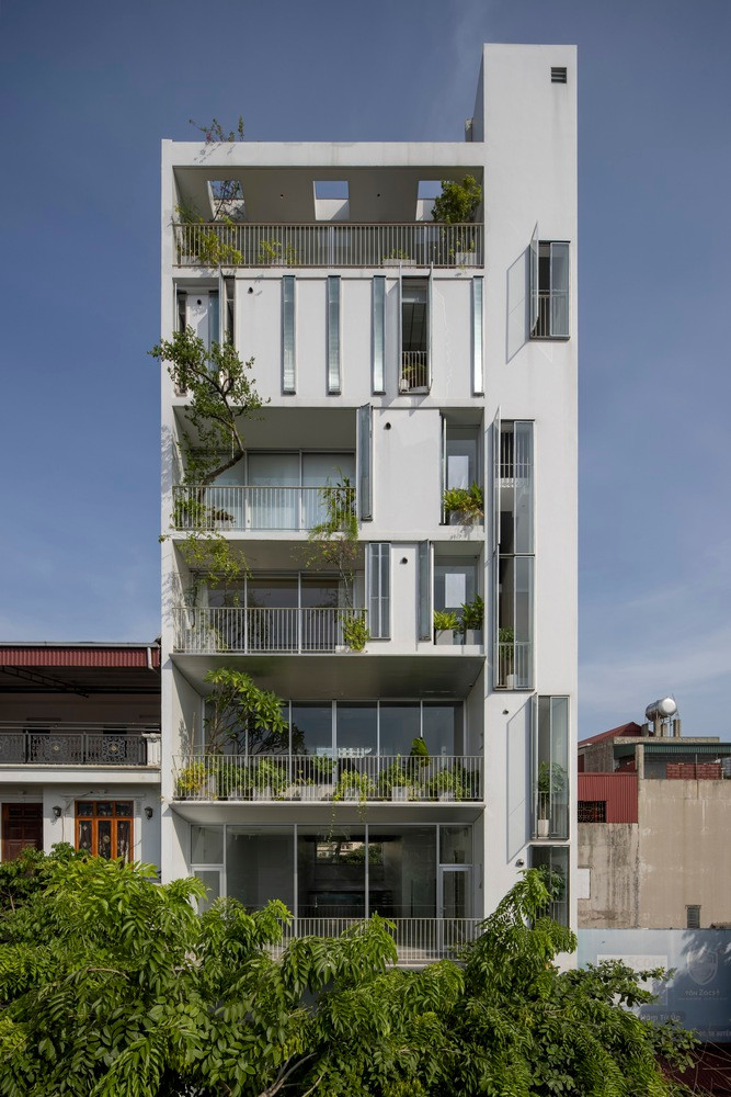 Ngôi nhà này ra đời, xuất phát từ mong muốn tạo ra một không gian sống mở, lưu động trong khi giải quyết những hạn chế của một lô đất đô thị nhỏ.