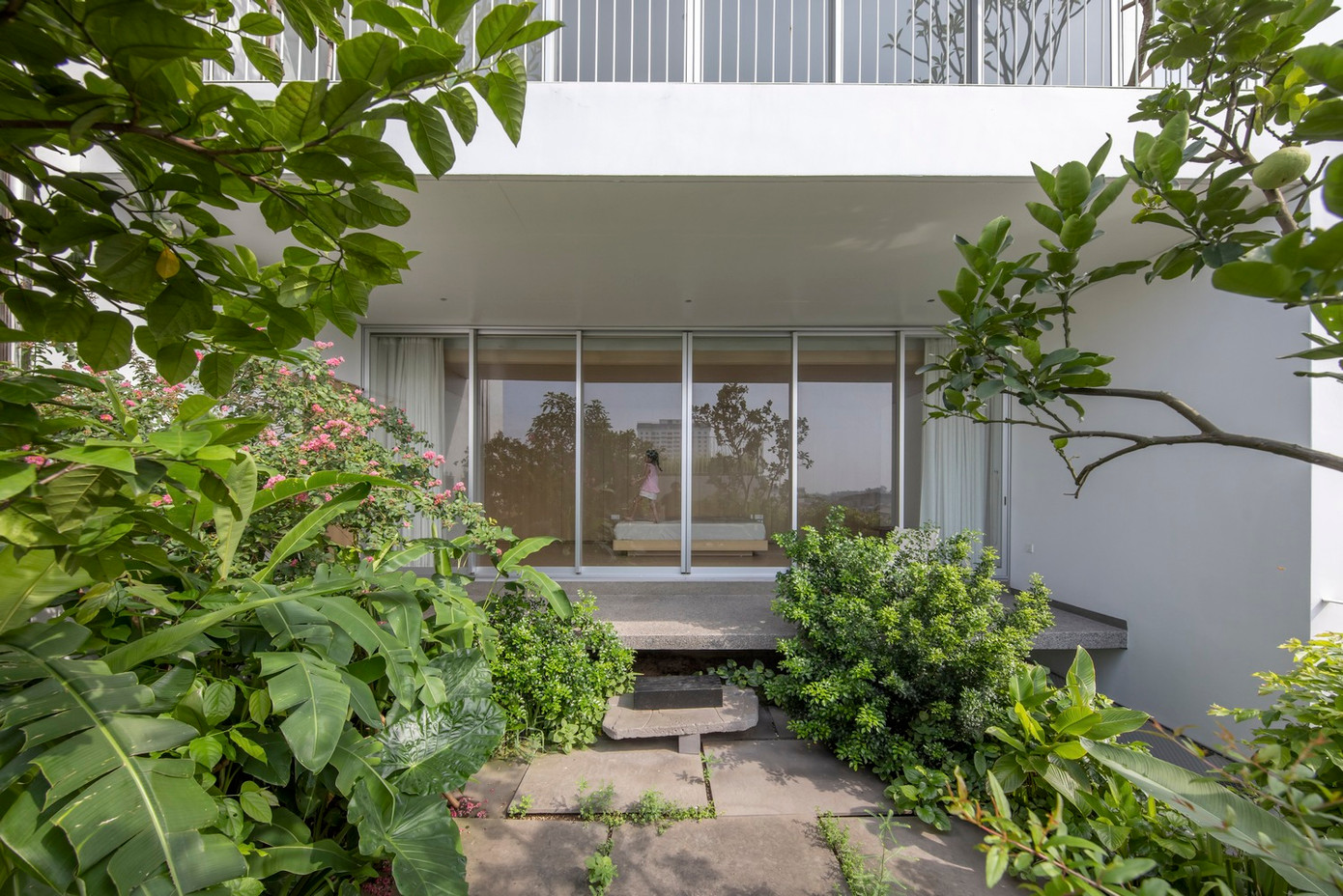 Một trong những thách thức chính trong quá trình phát triển ngôi nhà là hướng về phía Tây, khiến tòa nhà tiếp xúc với ánh nắng mặt trời gay gắt vào buổi chiều, dẫn đến tăng hấp thụ nhiệt. Để giải quyết vấn đề này, việc sử dụng nhiều cây xanh đã được đưa vào thiết kế, bao gồm cả cây xanh và thực vật được bố trí chiến lược dọc theo mặt tiền và trong không gian vườn.