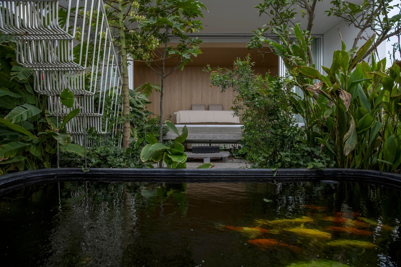 Những cây xanh này không chỉ cung cấp bóng râm tự nhiên, mà còn giúp điều hòa nhiệt độ, giảm sự phụ thuộc vào điều hòa không khí.