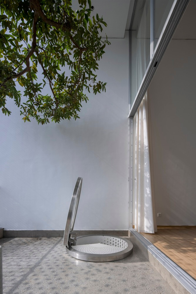 Một khó khăn khác là duy trì sự cân bằng giữa tính thẩm mỹ hiện đại và tính bền vững của môi trường trong một không gian đô thị nhỏ gọn, điều này đã được giải quyết thông qua việc sử dụng các vật liệu bền vững và tối đa hóa hiệu quả của thông gió và chiếu sáng tự nhiên.