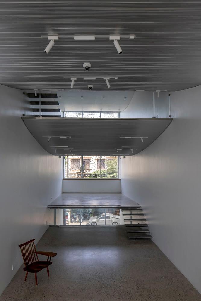 Một khó khăn khác là duy trì sự cân bằng giữa tính thẩm mỹ hiện đại và tính bền vững của môi trường trong một không gian đô thị nhỏ gọn, điều này đã được giải quyết thông qua việc sử dụng các vật liệu bền vững và tối đa hóa hiệu quả của thông gió và chiếu sáng tự nhiên.