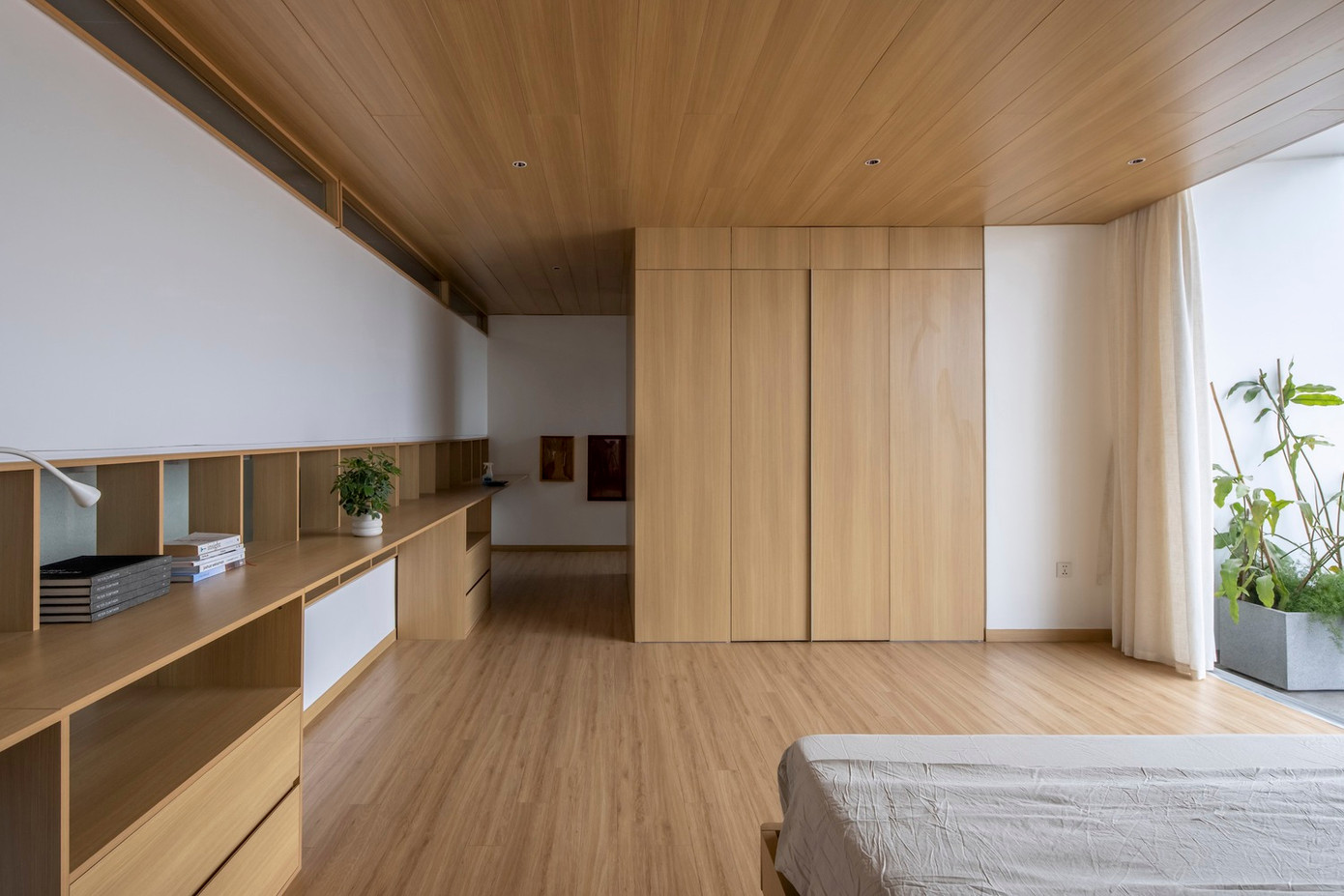 Thiết kế này loại bỏ ranh giới truyền thống của các tầng riêng biệt, giúp di chuyển theo chiều dọc dễ dàng đồng thời tăng cường trải nghiệm tổng thể về sự rộng rãi.