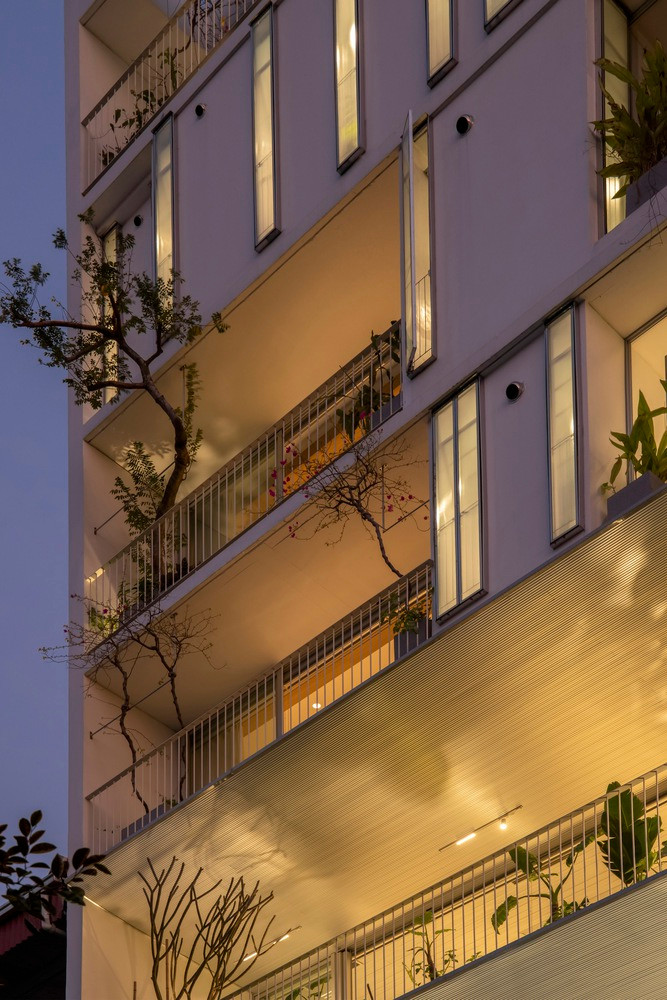 Các vật liệu chính được sử dụng bao gồm khung nhôm TOSTEM chất lượng cao cho cửa ra vào, và cửa sổ, vừa mang lại chức năng vừa mang tính thẩm mỹ. Các loại cây bản địa được đưa vào thiết kế và các vật liệu bền vững được lựa chọn để đảm bảo hiệu quả năng lượng và độ bền.