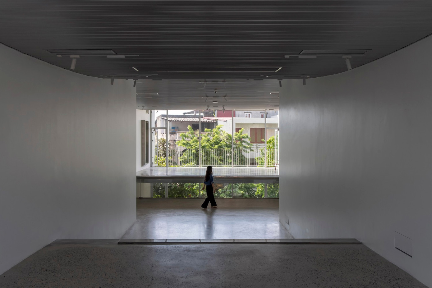 Việc đưa các loại cây bản địa, và một khu vườn hướng Đông Nam phía trên khu vực sinh hoạt và bếp, giúp điều chỉnh nhiệt độ và tích hợp thiên nhiên vào trải nghiệm sống hàng ngày.