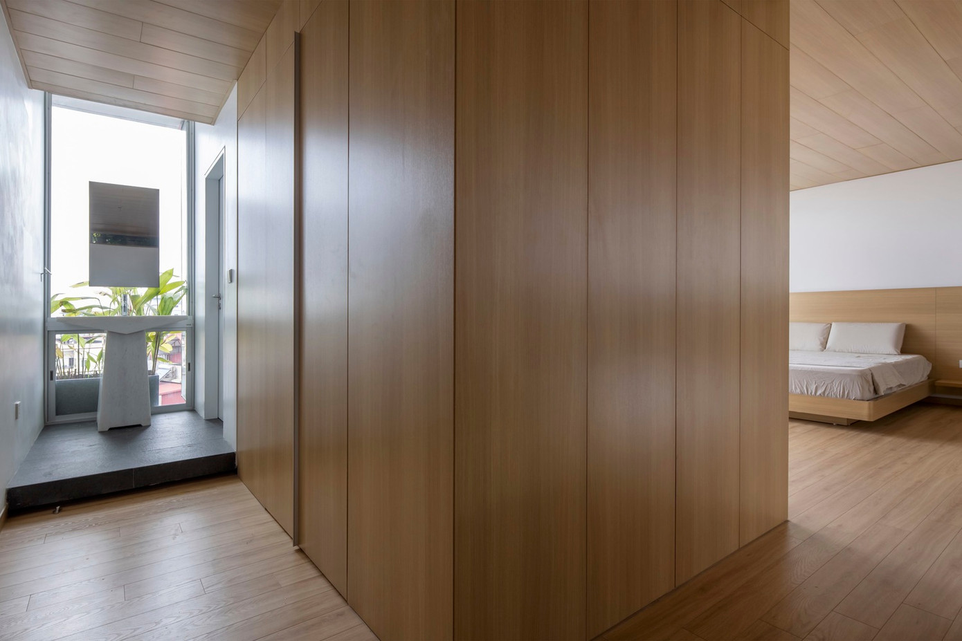 Việc đưa các loại cây bản địa, và một khu vườn hướng Đông Nam phía trên khu vực sinh hoạt và bếp, giúp điều chỉnh nhiệt độ và tích hợp thiên nhiên vào trải nghiệm sống hàng ngày.