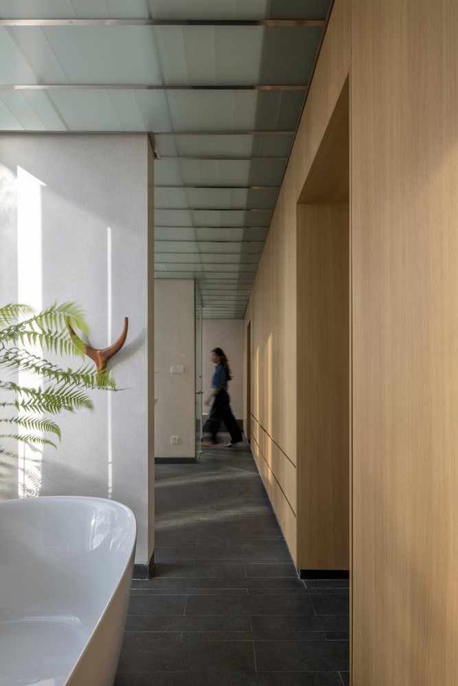 Việc sử dụng thiết kế sàn so le liên quan đến việc lập kế hoạch cẩn thận, và các kỹ thuật kết cấu để đạt được sự kết nối trực quan liền mạch giữa các tầng.